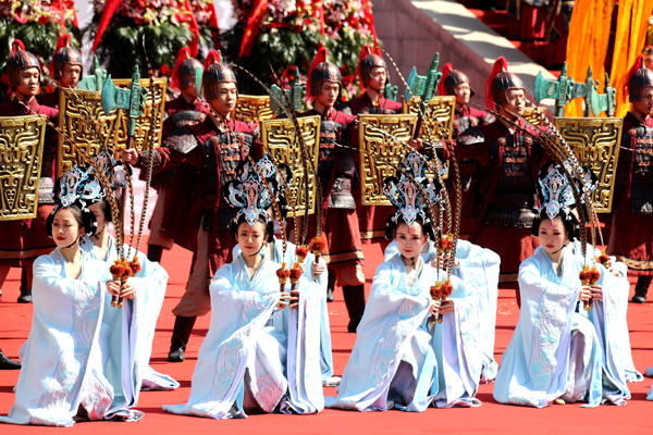 演员在公祭轩辕黄帝典礼上表演黄帝祭典乐舞告祭。（中国日报记者 火炎 摄） 