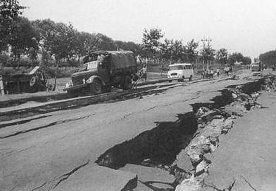 地震使公路断裂