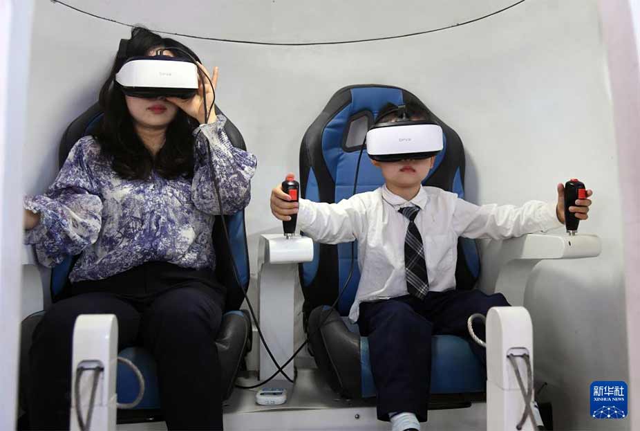 4月27日，观众在北京科幻嘉年华现场通过VR设备体验“登月”。新华社记者 任超 摄