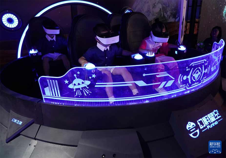 4月27日，小朋友在北京科幻嘉年华现场体验VR游戏。新华社记者 张晨霖 摄