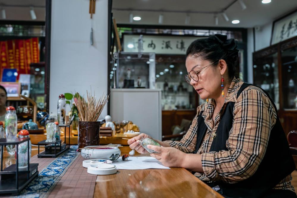 孙鸿雁在位于昆明官渡古镇的滇派内画传习馆内进行内画创作（7月3日摄）。新华社记者 胡超 摄 